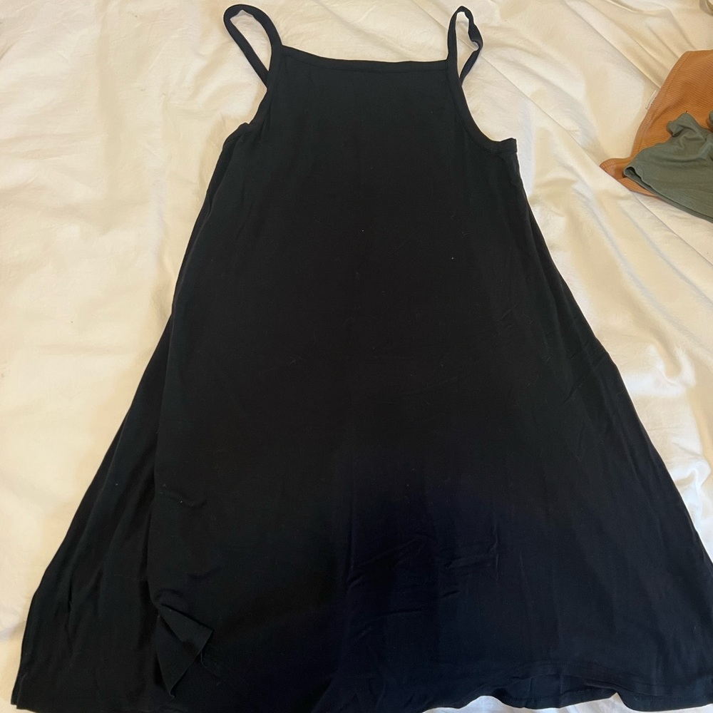 sleeveless black dress